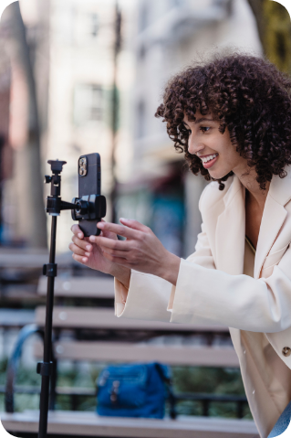 Femme devant un téléphone